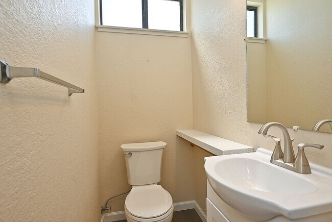 Building Photo - $3190 -- Beautifully Remodeled Townhome in...