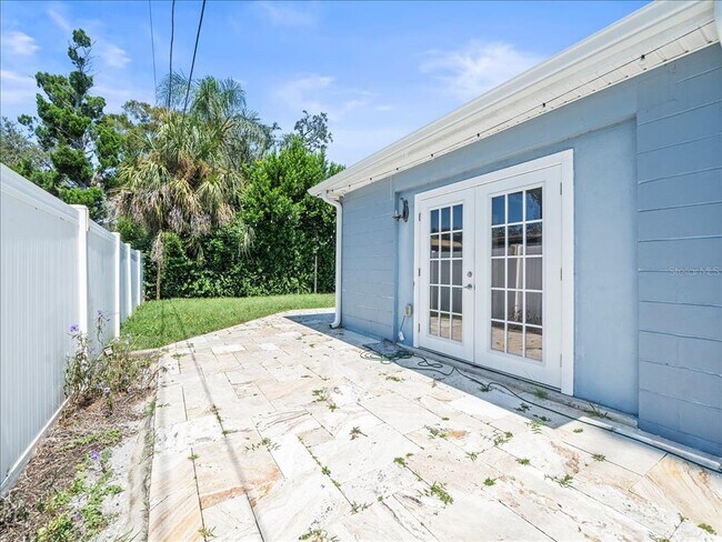 Building Photo - 2200 Capri Dr