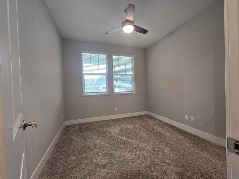 Downstairs / guest bedroom - 1429 Brody Bird Ln