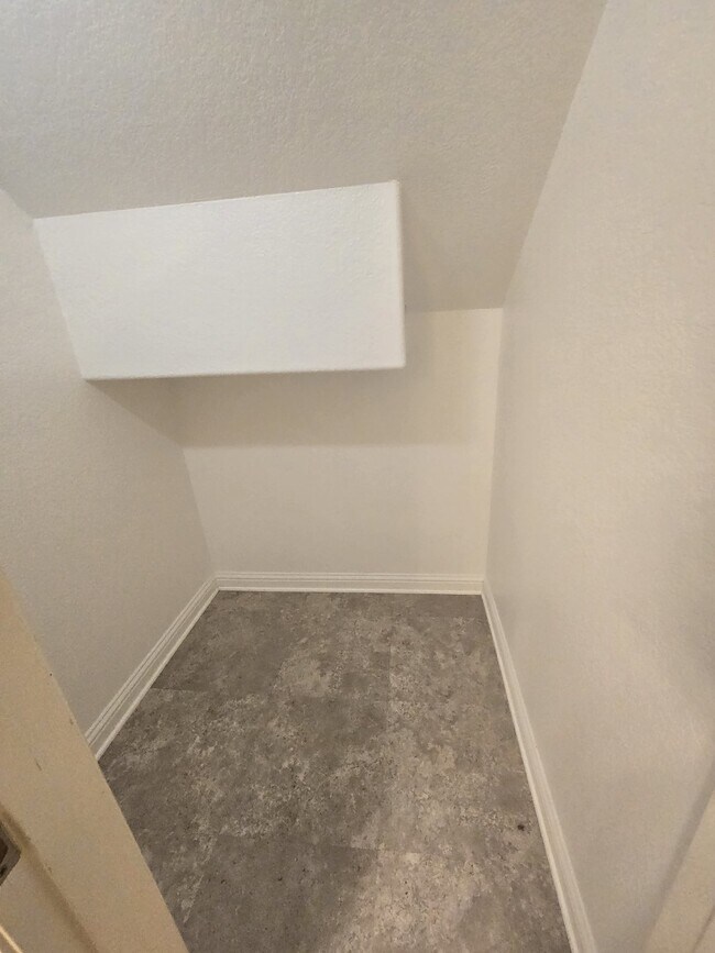 Building Photo - Spacious 3 Bedroom, 2 Bath Duplex for Rent...