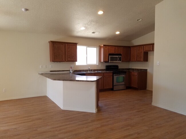 Building Photo - 3 bed, 2 bath, 1400 sq ft home in Huning Ranch Coming Soon!