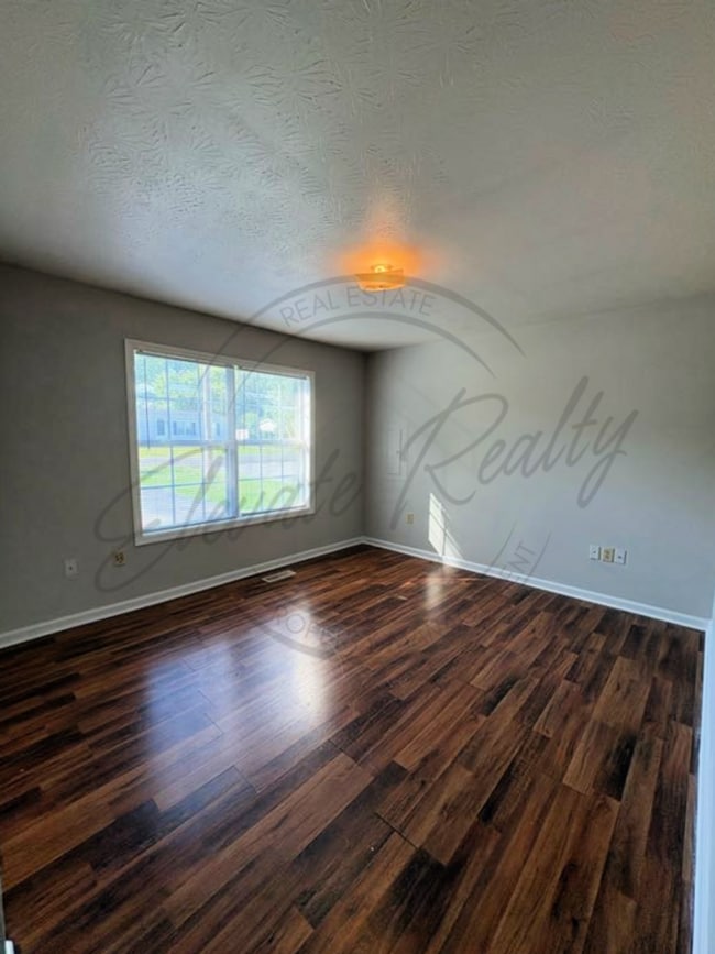 Building Photo - Three Bedroom Ranch with Appliances in Col...