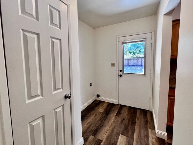 Building Photo - $2,250 Ashlan & Cornelia, 3 Bedroom House-...