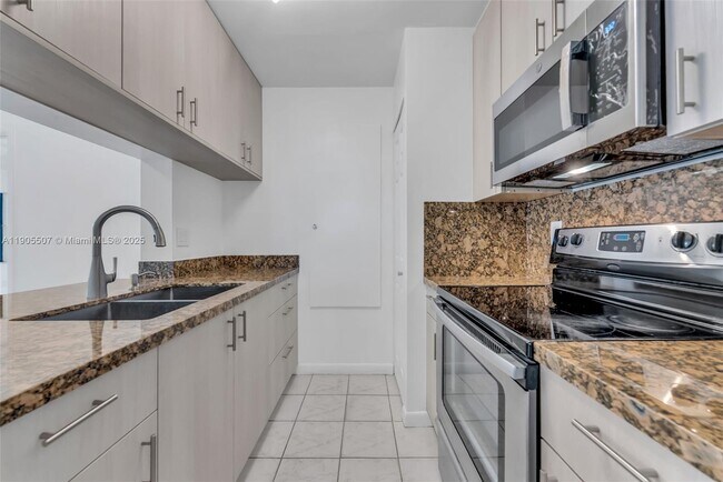 Building Photo - 9730 Hammocks Blvd