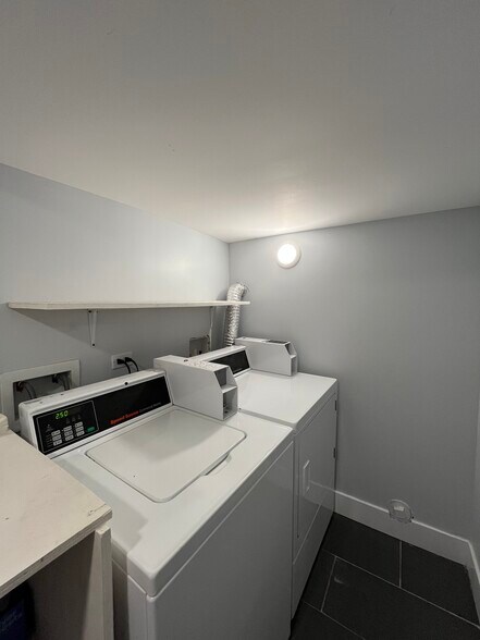 Building Photo - 5033 W Wabansia Ave