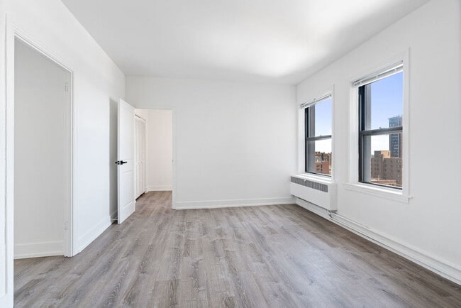 Building Photo - 6230 N Kenmore Ave