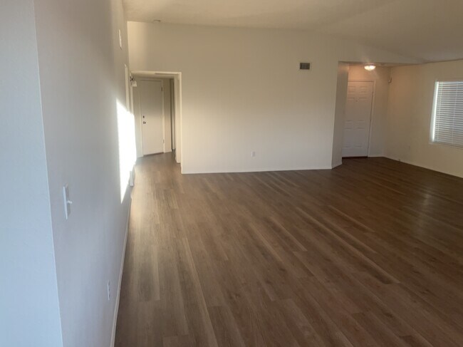 Building Photo - 10428 Pamplona St NW