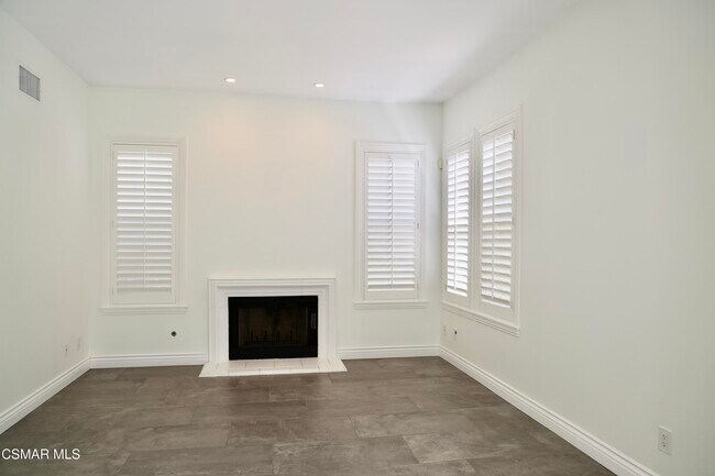 Building Photo - 6072 Mandeville Pl