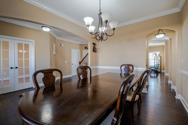 Building Photo - Spacious stunning 5-Bedroom Home in a Desi...