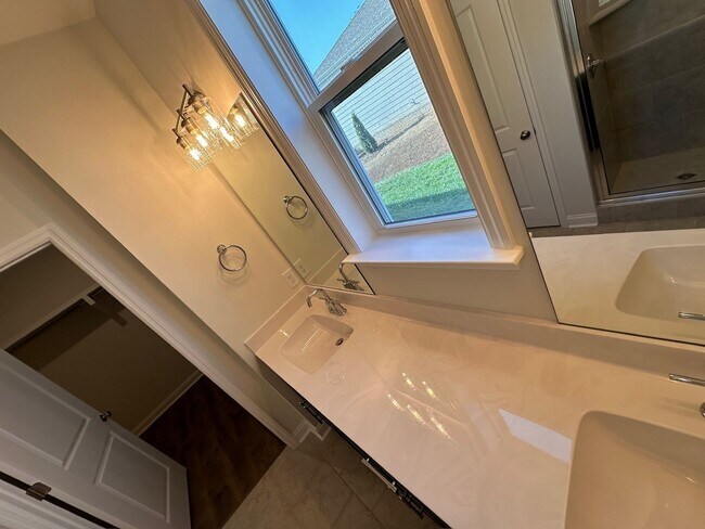 Building Photo - 2024-Built Beautiful 4-Bedroom and 3.5 Bat...