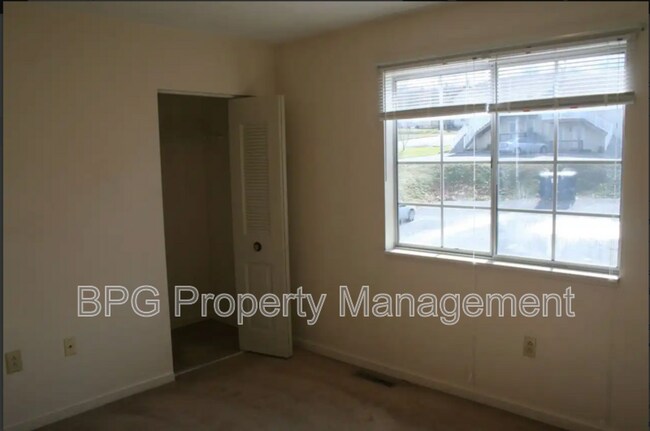 Building Photo - 605 Hamlet Ave