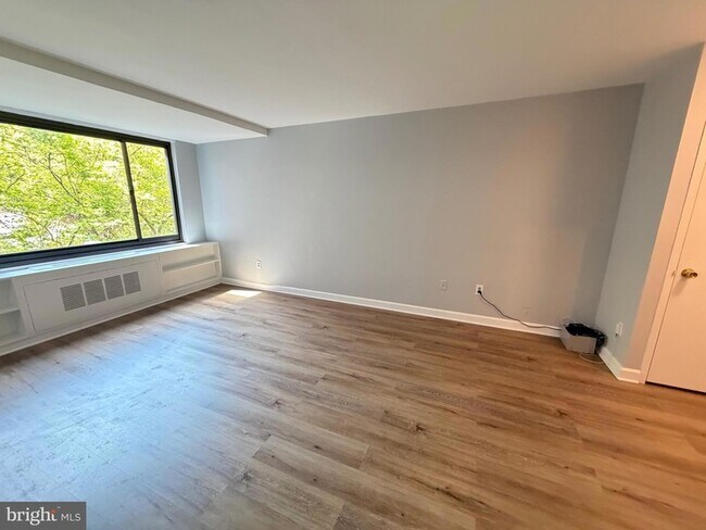 Building Photo - 1021 Arlington Blvd