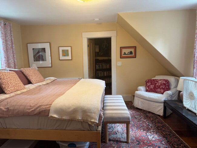 Building Photo - Short term- 4 Bedroom just two blocks from...