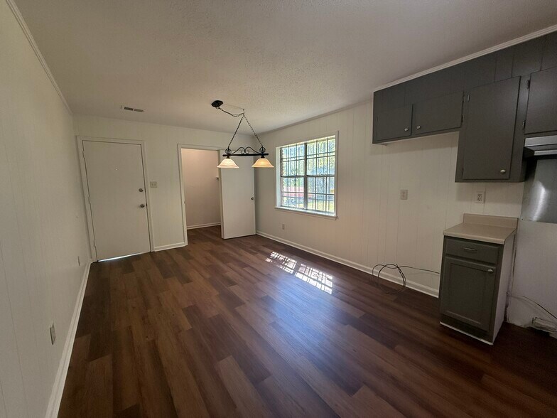 Dining Area in Kitchen - 636 Coalfire Ave