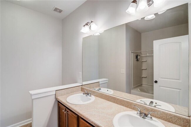 Building Photo - 544 Oakside Pl