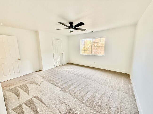 Building Photo - Remodeled 3-BR Lexington Townhome - End Unit
