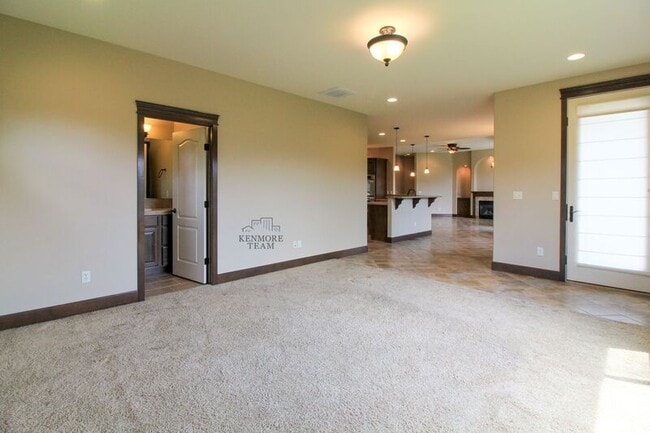 Building Photo - 3047 Bluffs Dr