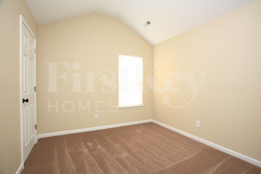 Building Photo - 906 Grassy Patch Ln