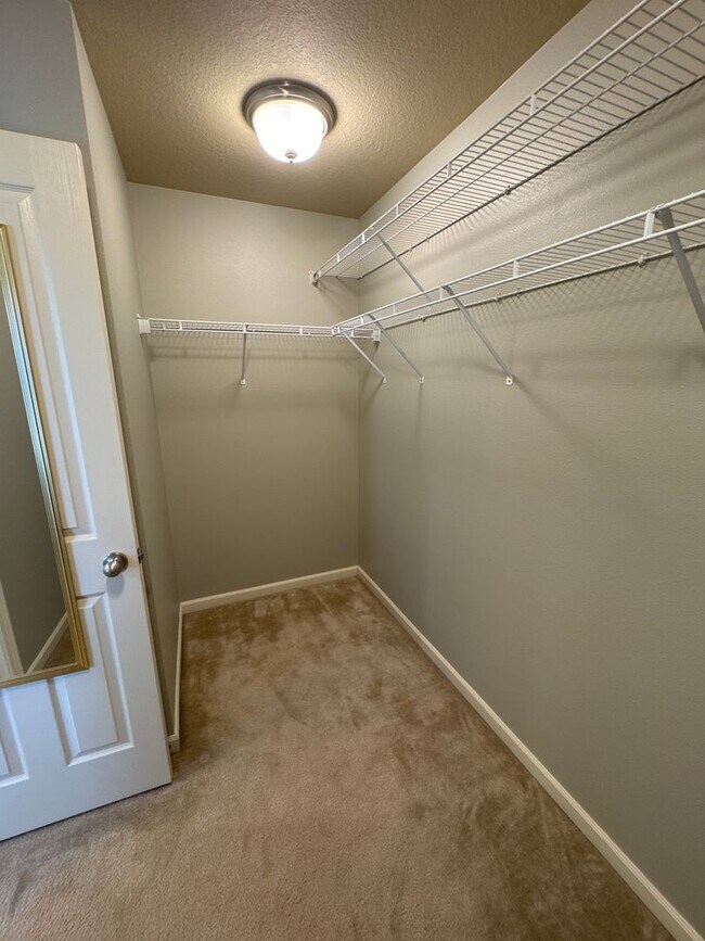 Building Photo - Beautiful 3 bedroom with bonus loft area i...