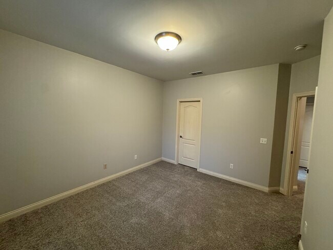 Building Photo - 512 S Grand Ave