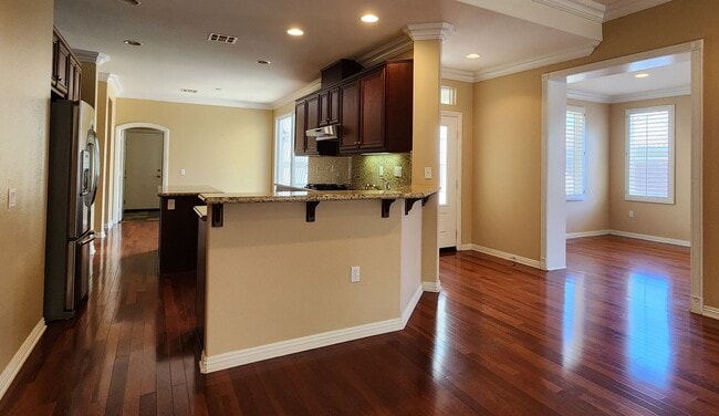 Building Photo - Beautiful 4BD, 2.5BA, Four Seasons at Heme...