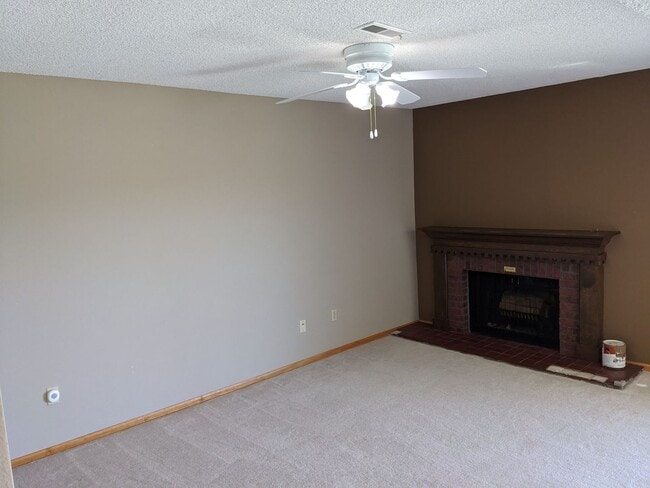 Building Photo - Stunning Golden Townhouse On Top of The World!