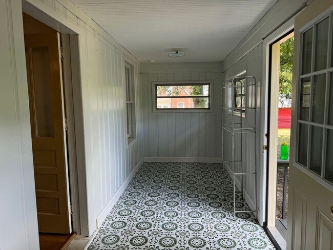 Building Photo - Cute Bungalow Near NC State Fairgrounds - ...