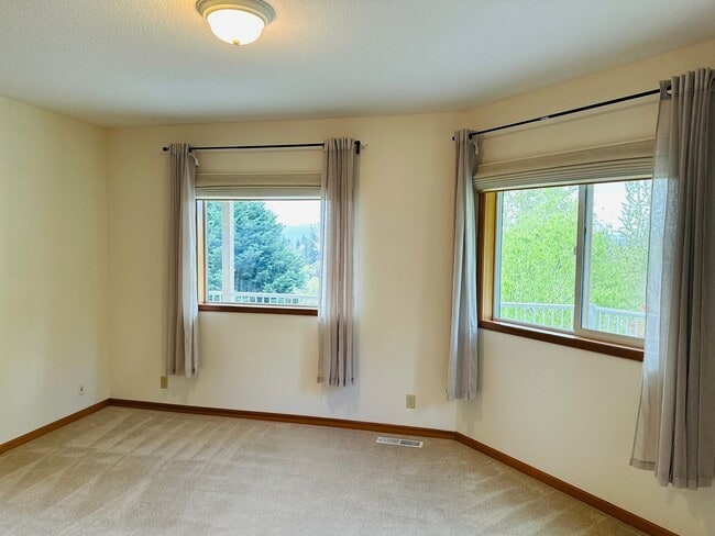 Building Photo - Stunning Custom Home with Beautiful Views