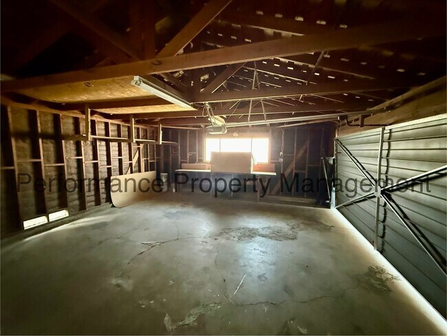 Building Photo - Beautiful 3 Bed/2 Bath NE Bakersfield Home w/ Pool, Solar & $0 Deposit Option