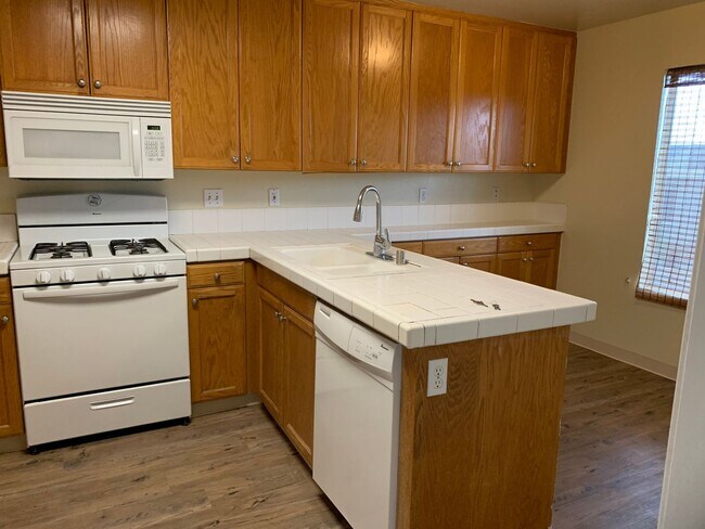 Building Photo - Beautiful 3 Bedroom 2 1/2 Bathroom Granada Hills Townhouse! Must See! Ready For Move-In!
