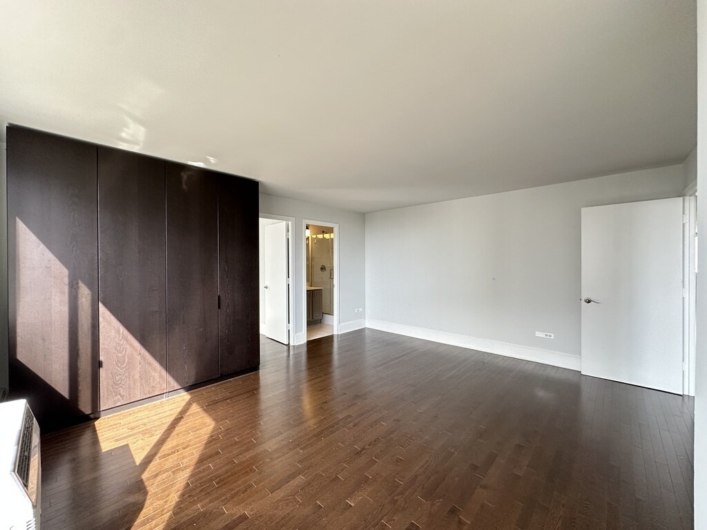 Building Photo - 1349 N Dearborn St