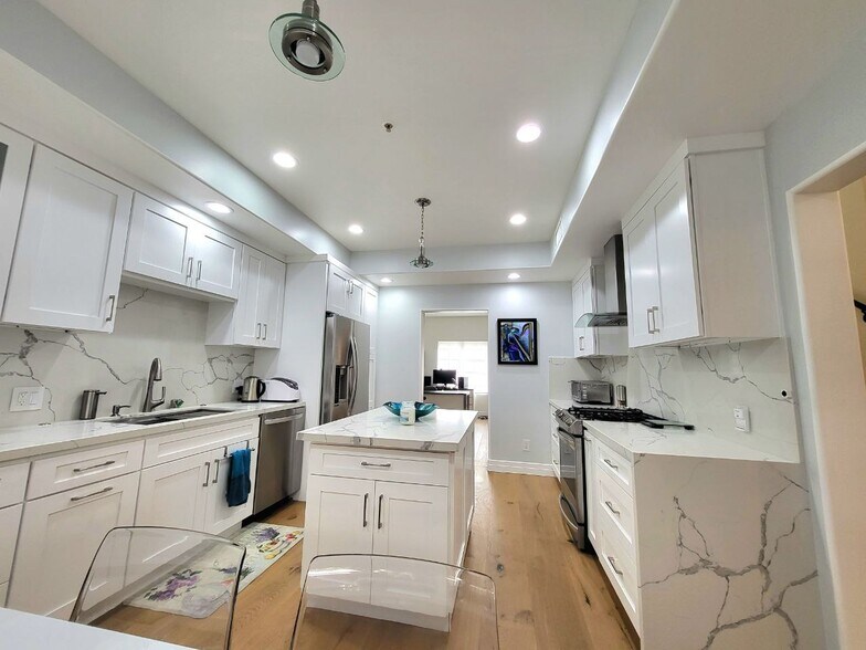 Building Photo - 851 N San Vicente Blvd