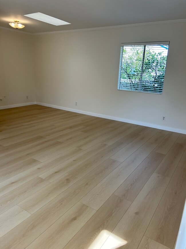 Building Photo - 10760 Russett Ave