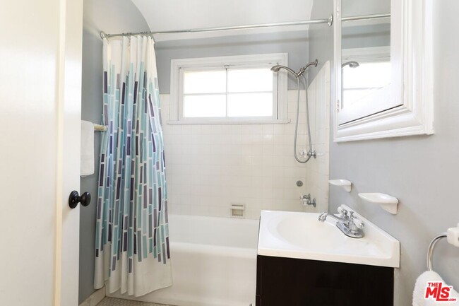 Building Photo - 1423 McCollum St