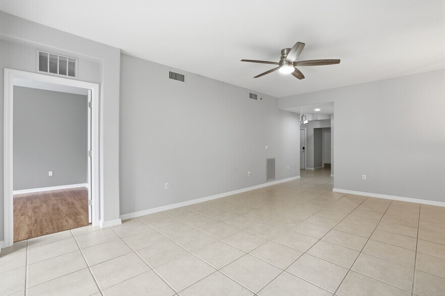 Building Photo - 1375 Henley St