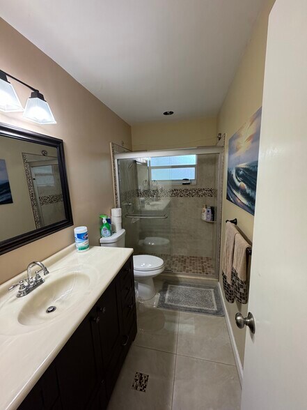 Guest Bath (2) - 850 SW 50th Ter