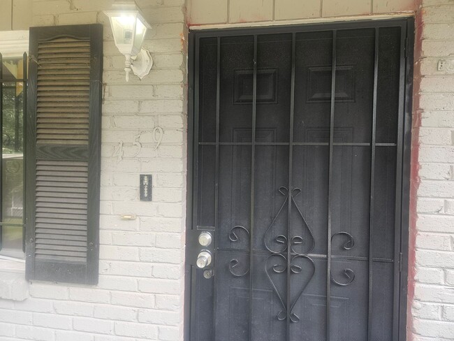 Building Photo - 3 Bedroom 1 bath home