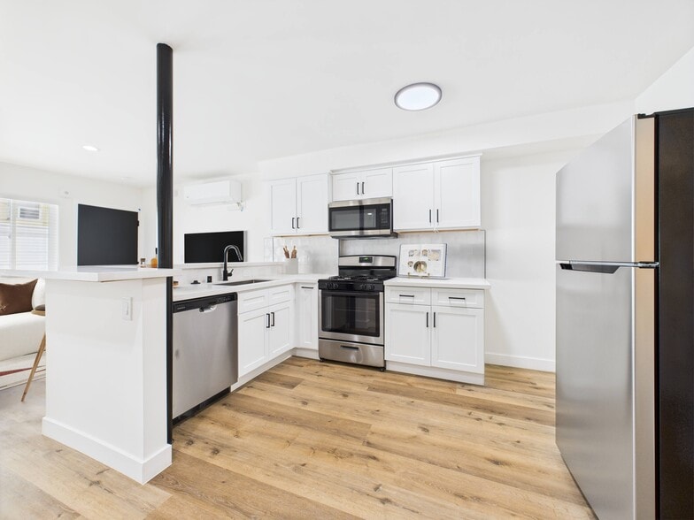 Building Photo - The Stanley Off Sunset