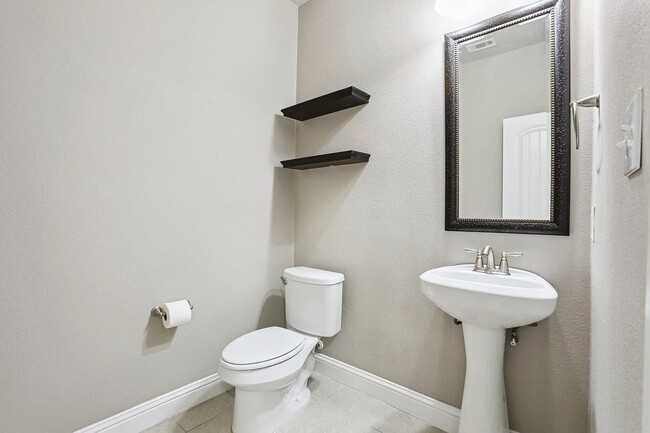 Building Photo - 8804 Vantage Point Dr
