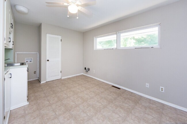 Building Photo - "Charming 3-Bedroom Oasis with 2 Full Baths – Spacious 2,295 Sq Ft Home in Charlotte's Heart!"