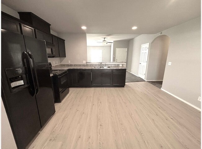 Building Photo - 3/2 in Hickory Creek!