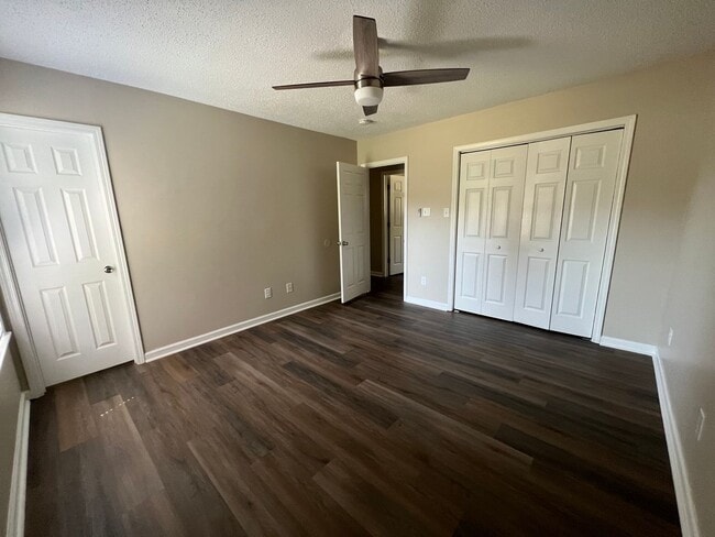 Building Photo - Beautiful 2 bedroom 2 bath single family house with fence, located in central Jacksonville. Close...