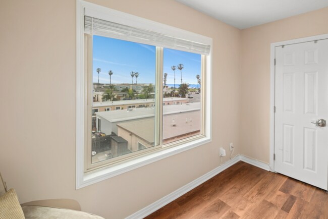 Building Photo - Stunning Ocean Beach Top Floor Corner Beac...