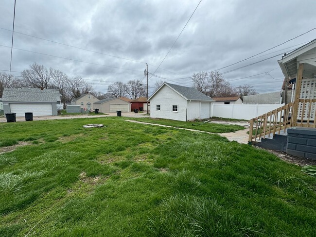 Building Photo - Rock Island Townhome Ready for Rent Now!