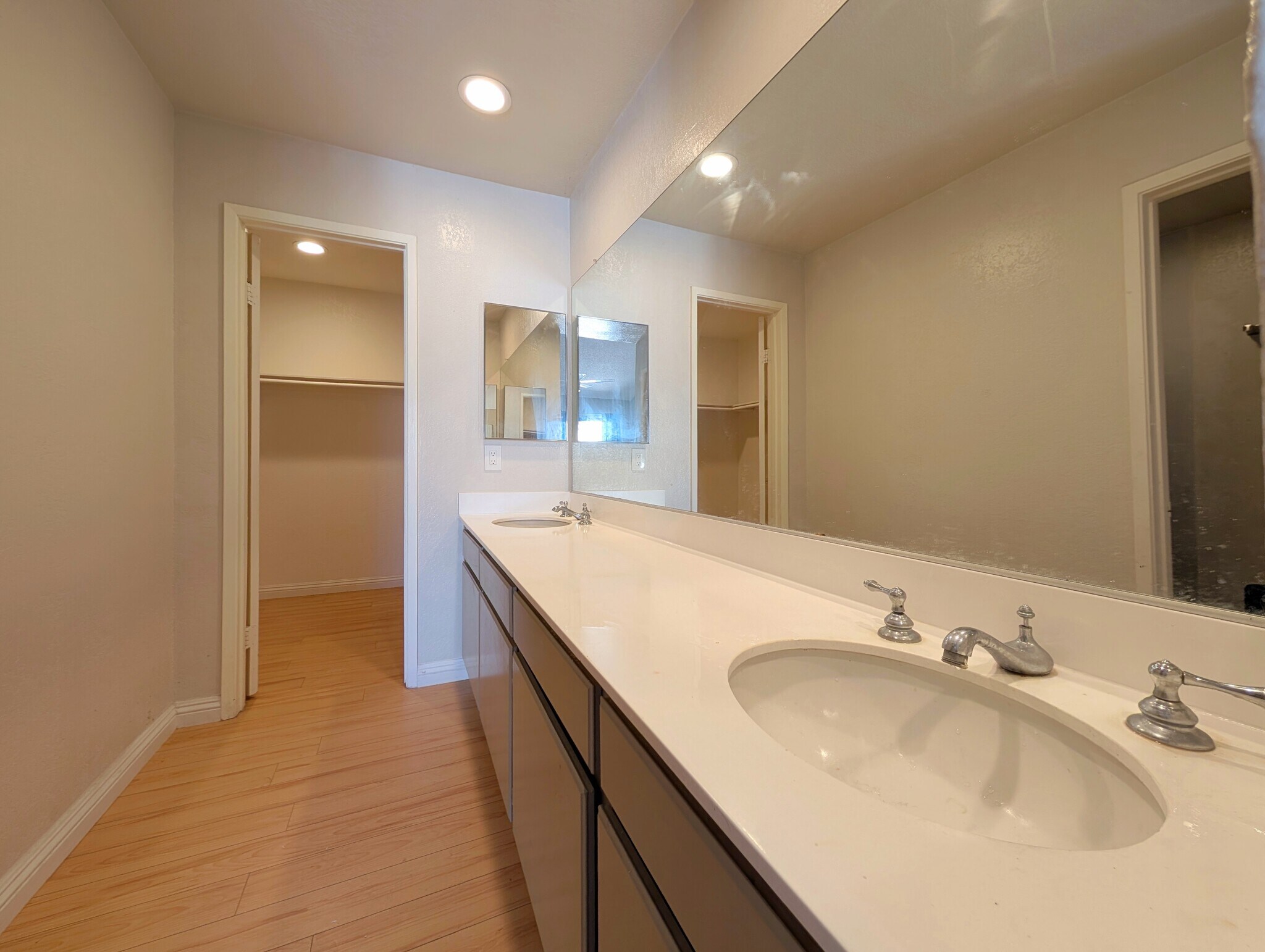 Building Photo - 4852 Cabana Dr