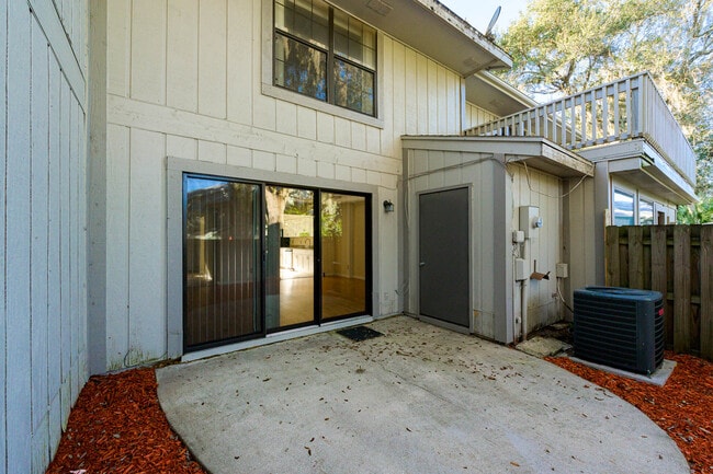 Building Photo - 5 Oakwood Park