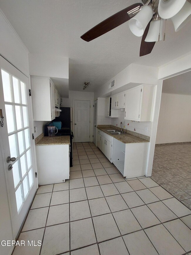 Building Photo - 2212 Cumbre Negra St