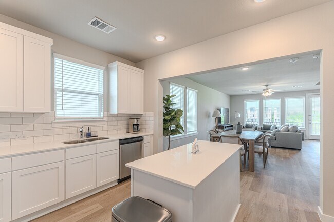 Building Photo - 494 S Centro Cir