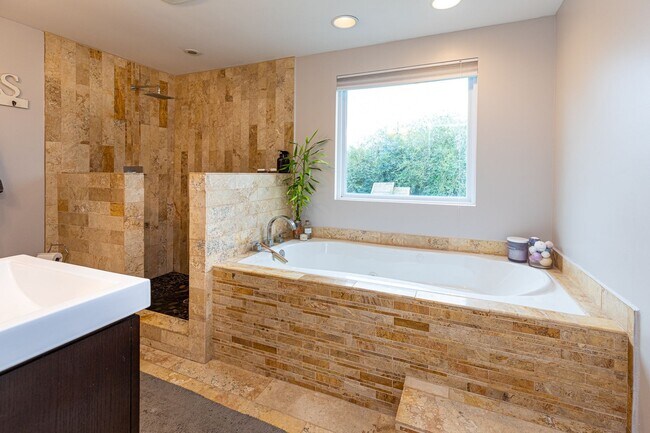 Building Photo - Spacious 4 Bedroom 3 Bath Home