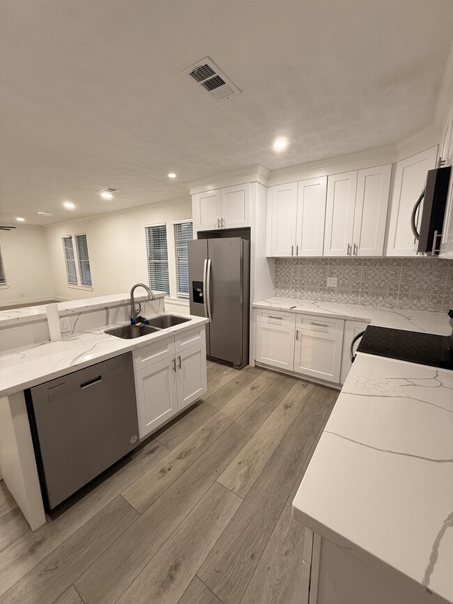 Building Photo - 913 Block St